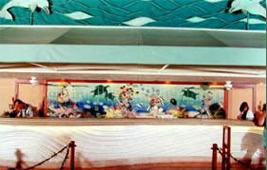 「エンバシー・バケーション・リゾート」のために描いた２５フィート（約 ７.6m）のタイル壁画